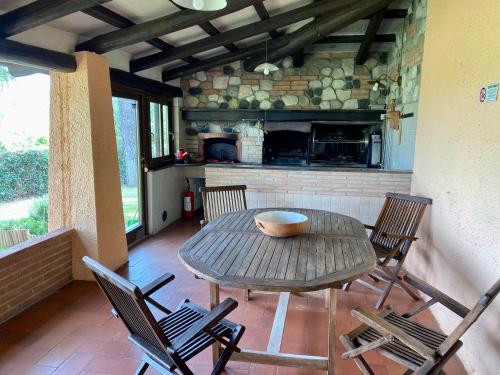 a table and chairs in a room with a fireplace at Agriturismo TERRANERA in Scansano