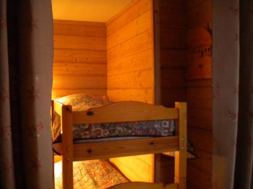 ヴァロワールにあるStudio Valloire, 1 pièce, 4 personnes - FR-1-263-62の木製の部屋にベッド1台が備わるベッドルーム1室があります。