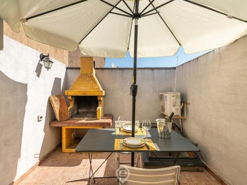 - une table avec un parasol sur la terrasse dans l'établissement Maty's House, à Gonnesa