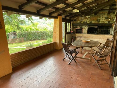 a patio with a table and chairs and a kitchen at Agriturismo TERRANERA in Scansano