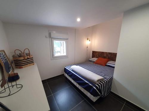 a small bedroom with a bed with a window at villa , quartier Pinède au Cap d'Agde in Cap d'Agde