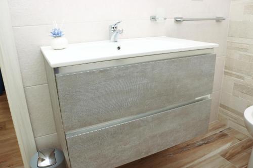 ウジェントにあるIncanto Salento Houseの洗面台とトイレ付きのバスルーム
