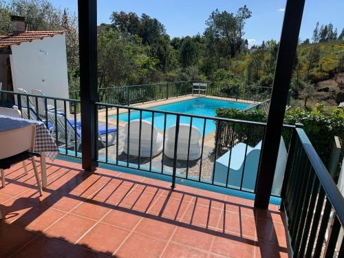 una vista dal balcone di una casa con piscina di Casa Agostinho - with private pool near Coimbra a Graça