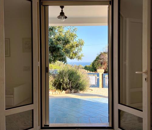 Appartamento con giardino vista mare