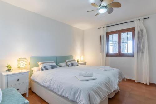 Ένα ή περισσότερα κρεβάτια σε δωμάτιο στο Porta Maris Javea