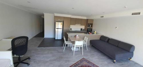 Dana-Cozy Studio with Shared Entry in the Cityにあるキッチンまたは簡易キッチン