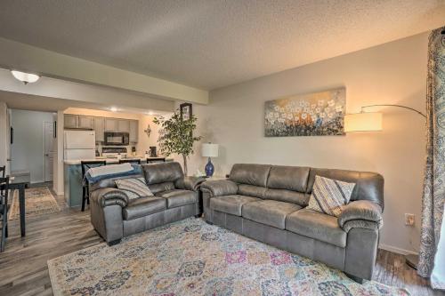 Branson West Condo - 2 Mi to Silver Dollar Cityにあるシーティングエリア