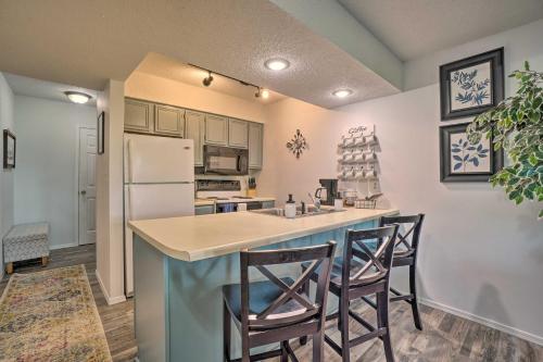 Branson West Condo - 2 Mi to Silver Dollar Cityにあるキッチンまたは簡易キッチン