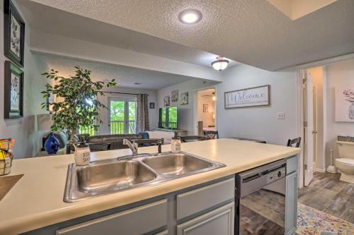 ブランソン・ウェストにあるBranson West Condo - 2 Mi to Silver Dollar Cityのシンク付きのキッチンとリビングルーム