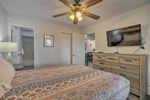 Branson West Condo - 2 Mi to Silver Dollar Cityにあるベッド