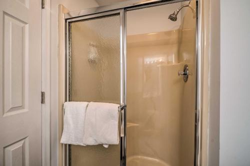 Branson West Condo - 2 Mi to Silver Dollar Cityにあるバスルーム