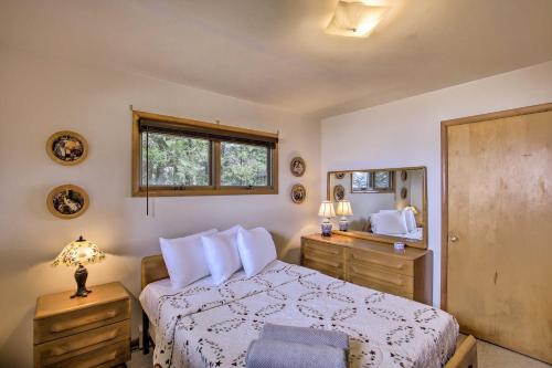 une chambre avec un lit, une commode et un miroir dans l'établissement Cozy Baileys Harbor Cottage on Lake Michigan!, à Baileys Harbor