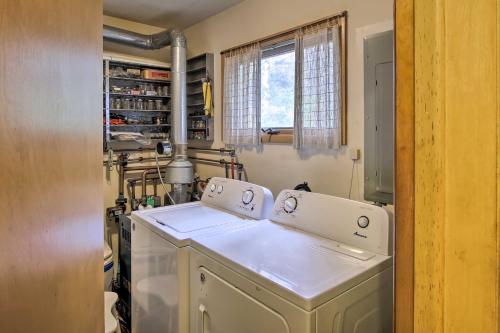 - une buanderie avec un lave-linge et un sèche-linge dans l'établissement Cozy Baileys Harbor Cottage on Lake Michigan!, à Baileys Harbor