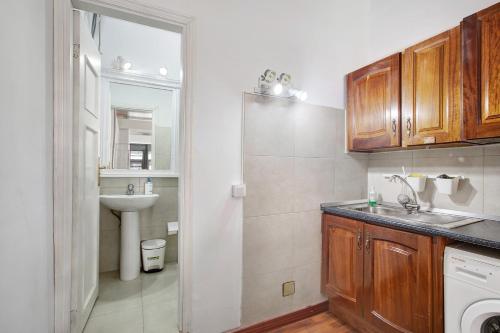 アデへにあるApartamento Costa Adejeの洗面台、トイレ、鏡のあるバスルーム