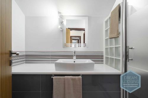 een badkamer met een wastafel en een spiegel bij Villa Rafaella 3 Dream Lodging in Albufeira
