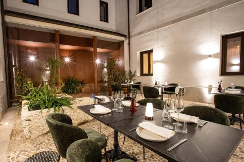 a restaurant with a long table and chairs at CASA Y FONDA 1888 in Alcalá de Henares