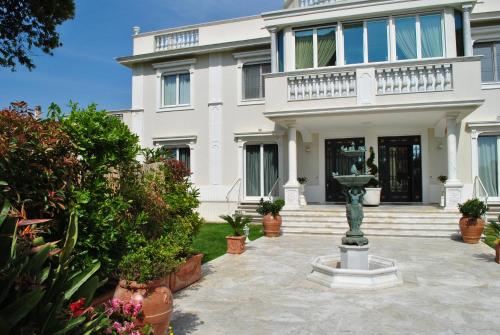 Η πρόσοψη ή η είσοδος του Villa Bianca a few steps by the sea with exclusive garden & jacuzzi