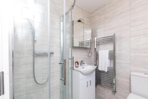 Ένα μπάνιο στο Findon- Stylish Suite 10mins close to Airport