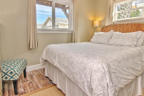 Un pat sau paturi într-o cameră la Bungalow Beach Place 1
