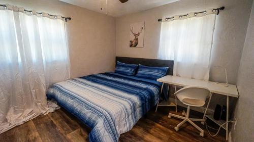 een kleine slaapkamer met een bed en een bureau bij Elegant Cozy Oasis on a traffic free street in Clearwater