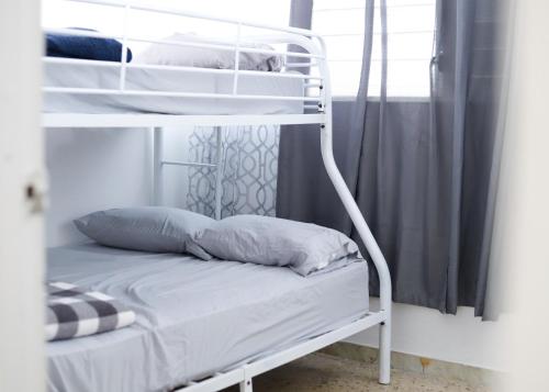 Poschodová posteľ alebo postele v izbe v ubytovaní Marina House