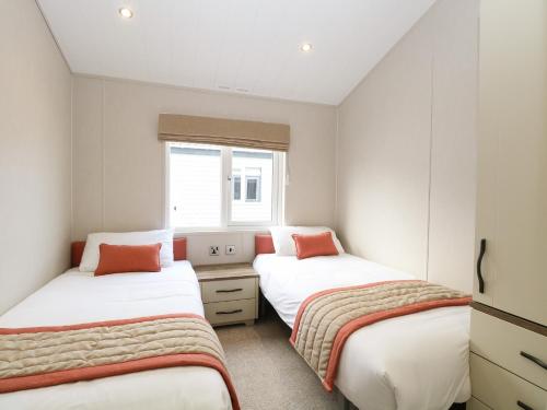 Säng eller sängar i ett rum på Broadland Sands Lodge