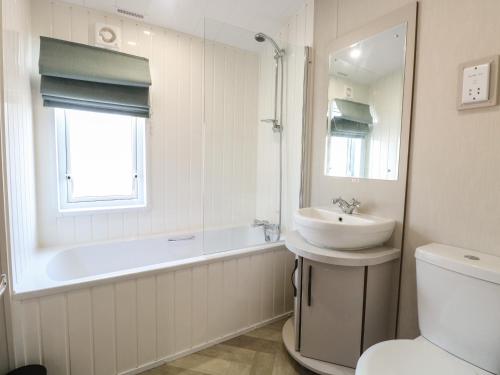 Kylpyhuone majoituspaikassa Broadland Sands Lodge