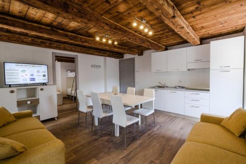 a kitchen and dining room with a table and chairs at Residence Il Muretto in Malesco