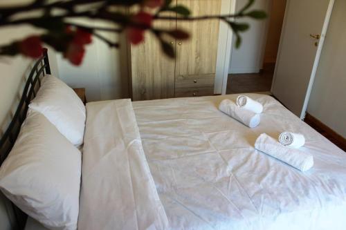 1 cama con 2 almohadas y toallas en Vintage Home, en Volos