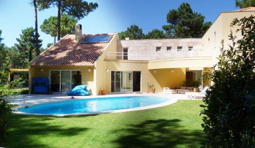 a house with a swimming pool in the yard at Aroeira Villa near Lisbon- Daydream PT in Charneca