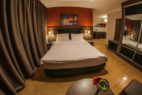 Postel nebo postele na pokoji v ubytování Ibiza Hotel