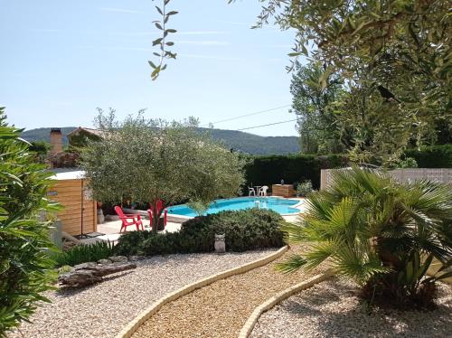 une arrière-cour avec une piscine et un jardin dans l'établissement AU VILLADIOR - Vaison la Romaine, à Vaison-la-Romaine