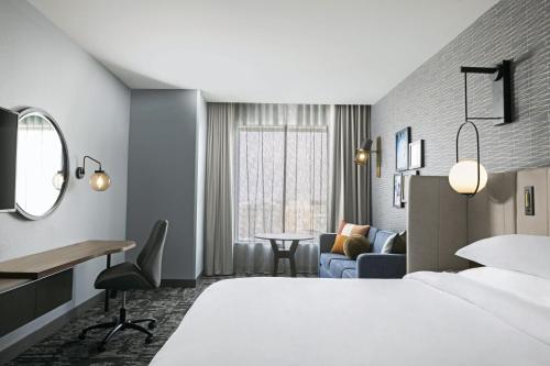 Cette chambre comprend un lit et un bureau. dans l'établissement Crowne Plaza - Kearney, an IHG Hotel, à Kearney