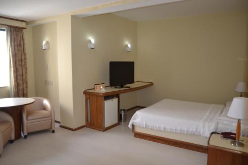 Una televisión o centro de entretenimiento en Hotel Sagres