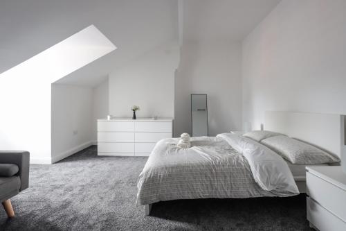 Postelja oz. postelje v sobi nastanitve Spacious 4 Bed House in Birmingham, Suitable for Contractors