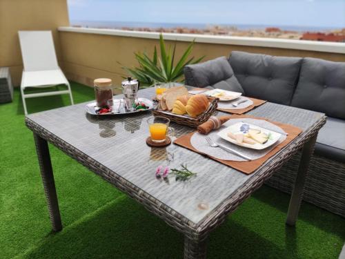 - une table avec un plateau de nourriture dans l'établissement Ático Orquídea, à El Médano