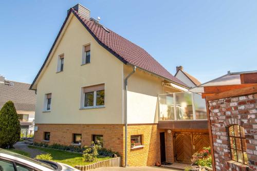 ein weißes Haus mit einem Backsteingebäude in der Unterkunft Ferienwohnung am Greifswalder Bodden in Lubmin