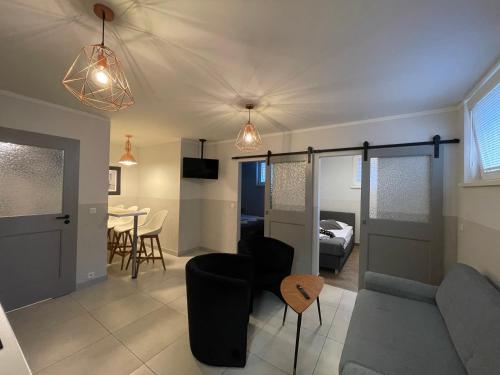een woonkamer met een bank en een tafel bij Platan Apartments-2 bedrooms-3 min Main Squer in Krakau