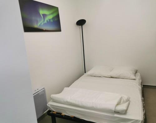 une chambre avec un lit et une lampe à côté de celle-ci dans l'établissement Les Marines II - New Design - En bord de mer - Tout Confort - Proche commerces et Animations, au Barcarès