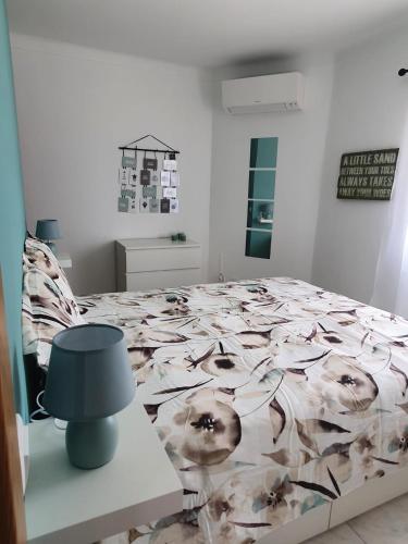 sypialnia z dużym łóżkiem w pokoju w obiekcie Brisa's Haven Guesthouse !Pet Friendly! w Lagosie