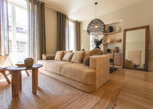 sala de estar con sofá y mesa en Village Aparthotel By BOA, en Oporto