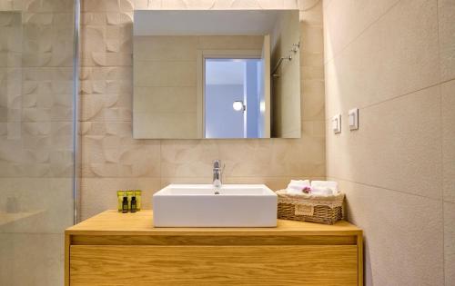 Bilik mandi di Armikes Beachfront Suites Afionas