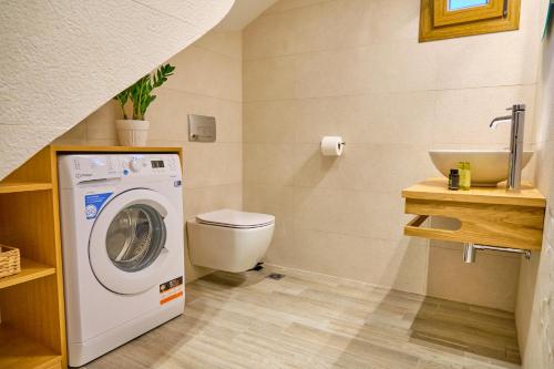 Bilik mandi di Armikes Beachfront Suites Afionas