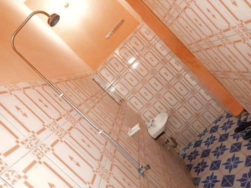 La salle de bains est pourvue d'une douche et de toilettes. dans l'établissement California Lodge, à Bagamoyo