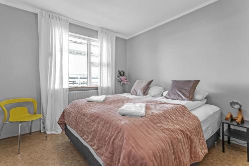 Ένα ή περισσότερα κρεβάτια σε δωμάτιο στο Charming, 2 Bedroom Seaside Apartment