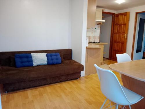 - un salon avec un canapé et une table dans l'établissement Owocowe Wakacje - Apartament nad jeziorem, à Mikołajki