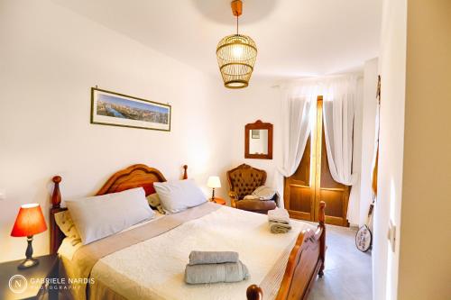 una camera con un grande letto di Dimora Pianello 73 - Gran Sasso a Paganica