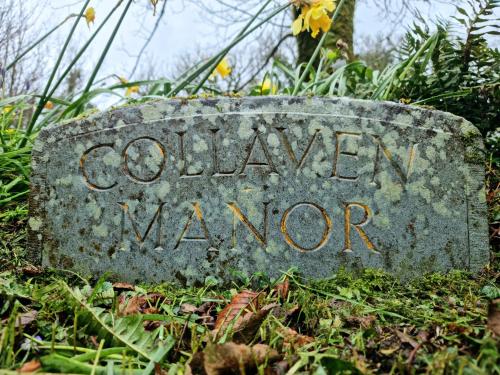 a stone sign with the words gardenwynwynwyn at Collaven Manor in Okehampton