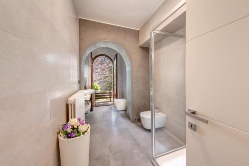 A bathroom at Villa Il Cigno lakeside