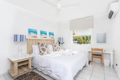 מיטה או מיטות בחדר ב-Ocean Blue at Chakas Cove, Beachfront Apartment